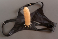 Страпон женский на кожаных трусиках